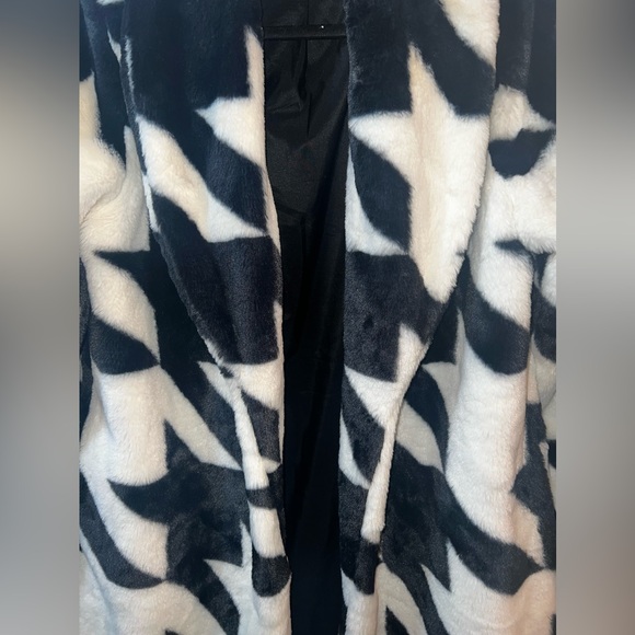 Super cute faux fur jacket! - Picture 4 of 8